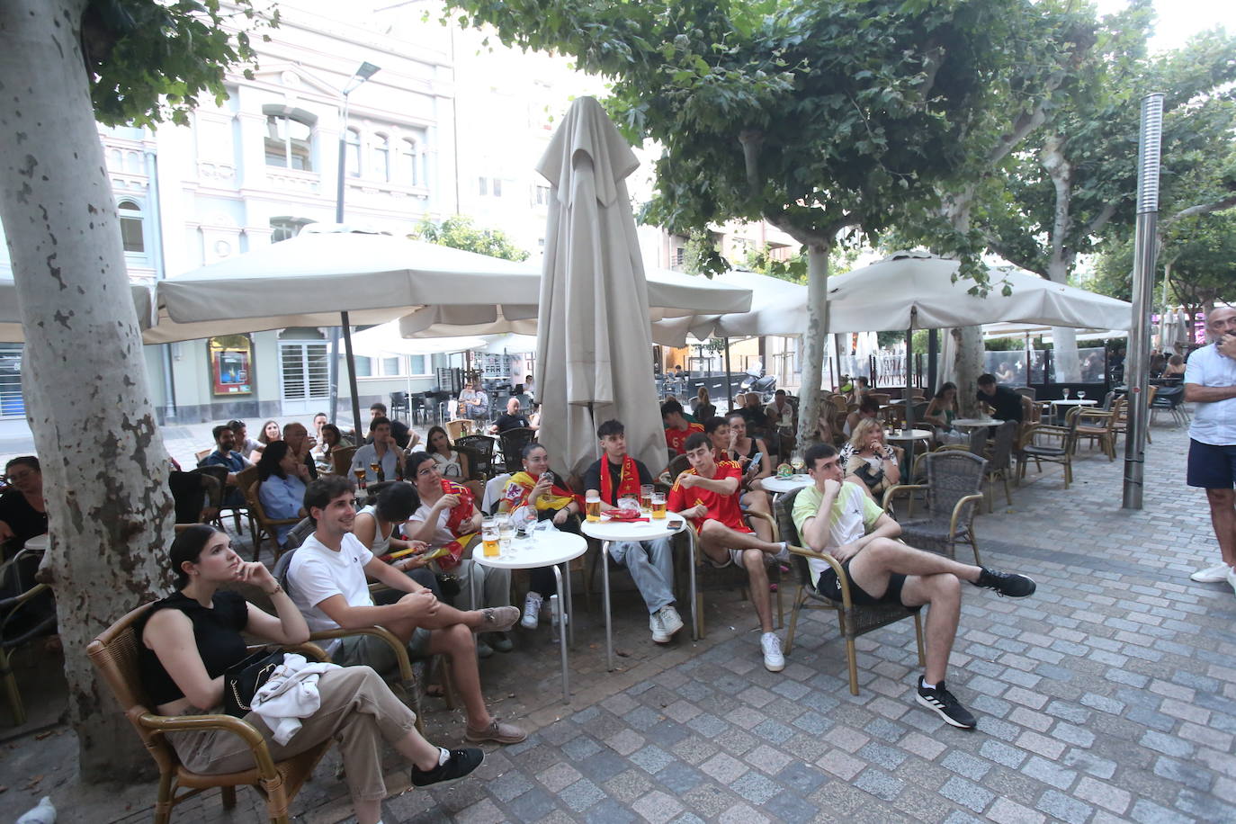 Los aficionados disfrutaron en las terrazas de Logroño de la semifinal