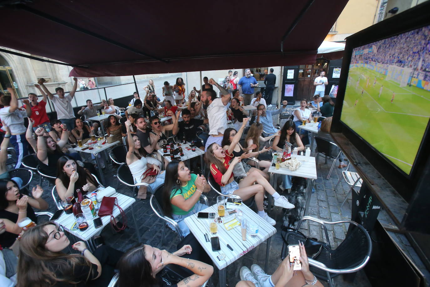 Los aficionados disfrutaron en las terrazas de Logroño de la semifinal