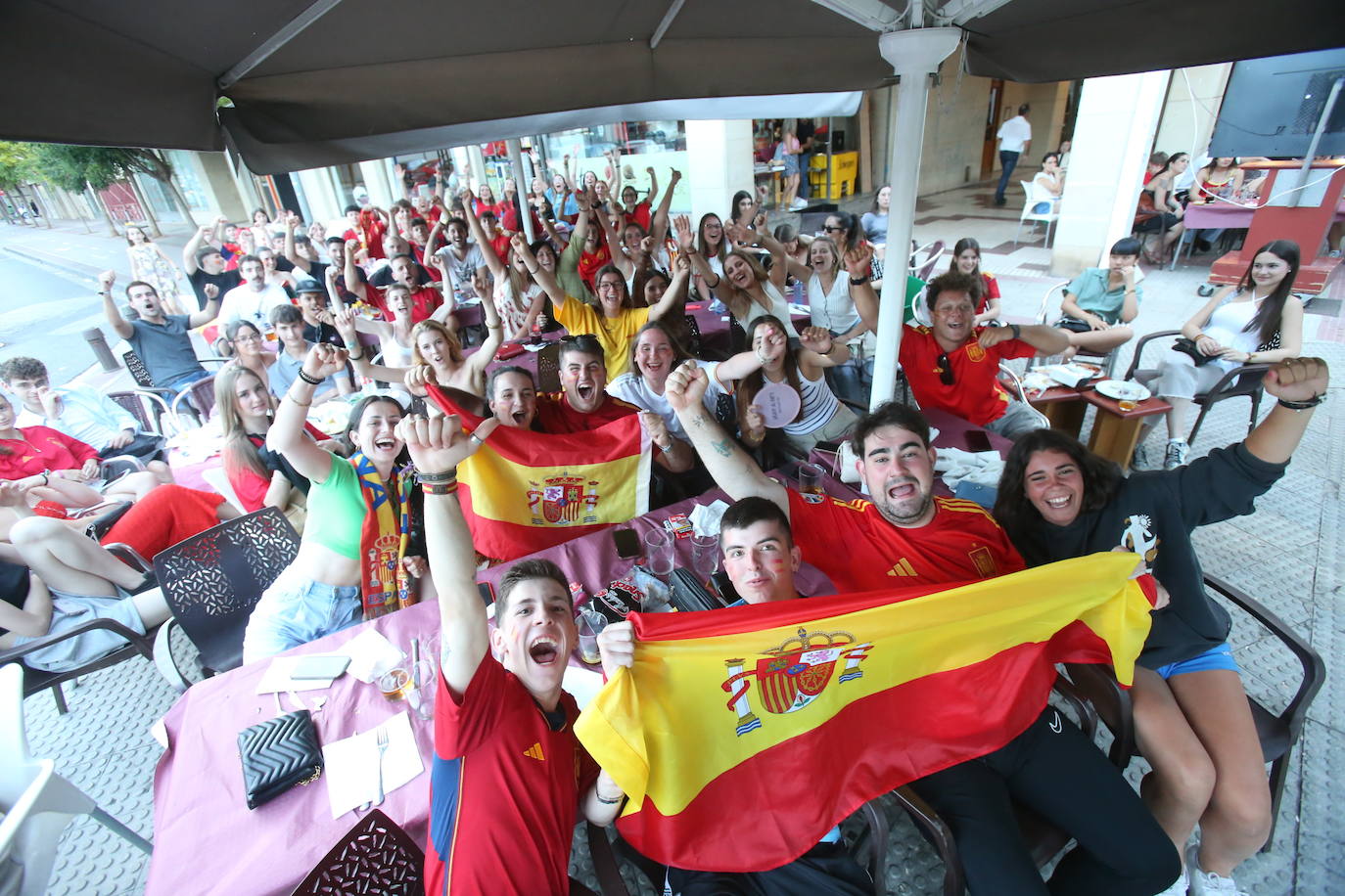 Los aficionados disfrutaron en las terrazas de Logroño de la semifinal