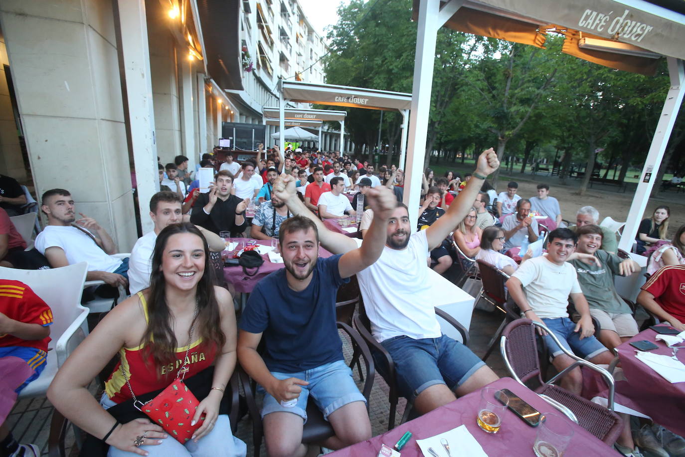 Los aficionados disfrutaron en las terrazas de Logroño de la semifinal