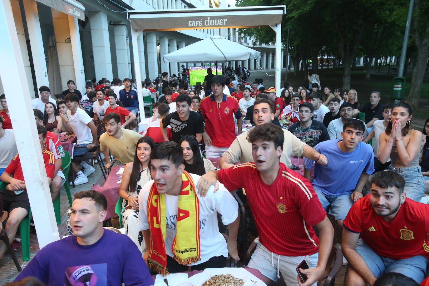 Los aficionados disfrutaron en las terrazas de Logroño de la semifinal