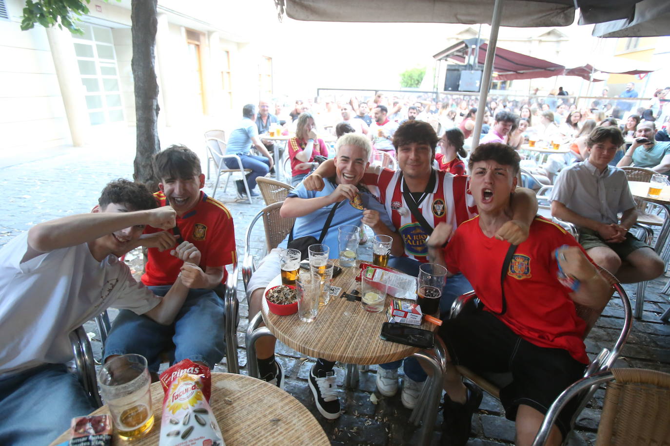 Los aficionados disfrutaron en las terrazas de Logroño de la semifinal