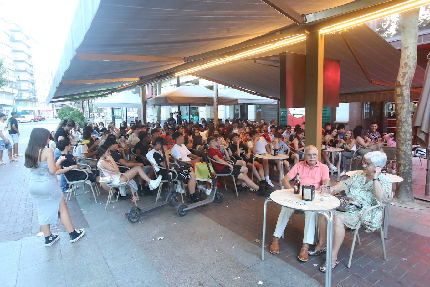 Los aficionados disfrutaron en las terrazas de Logroño de la semifinal