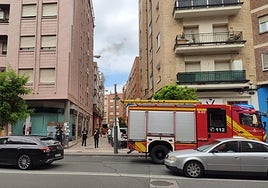 Los bomberos actúan en un incendio que se ha declarado una vivienda de la calle Sur.