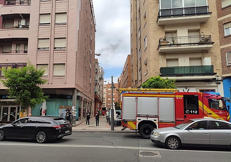 Los bomberos actúan en un incendio que se ha declarado una vivienda de la calle Sur.