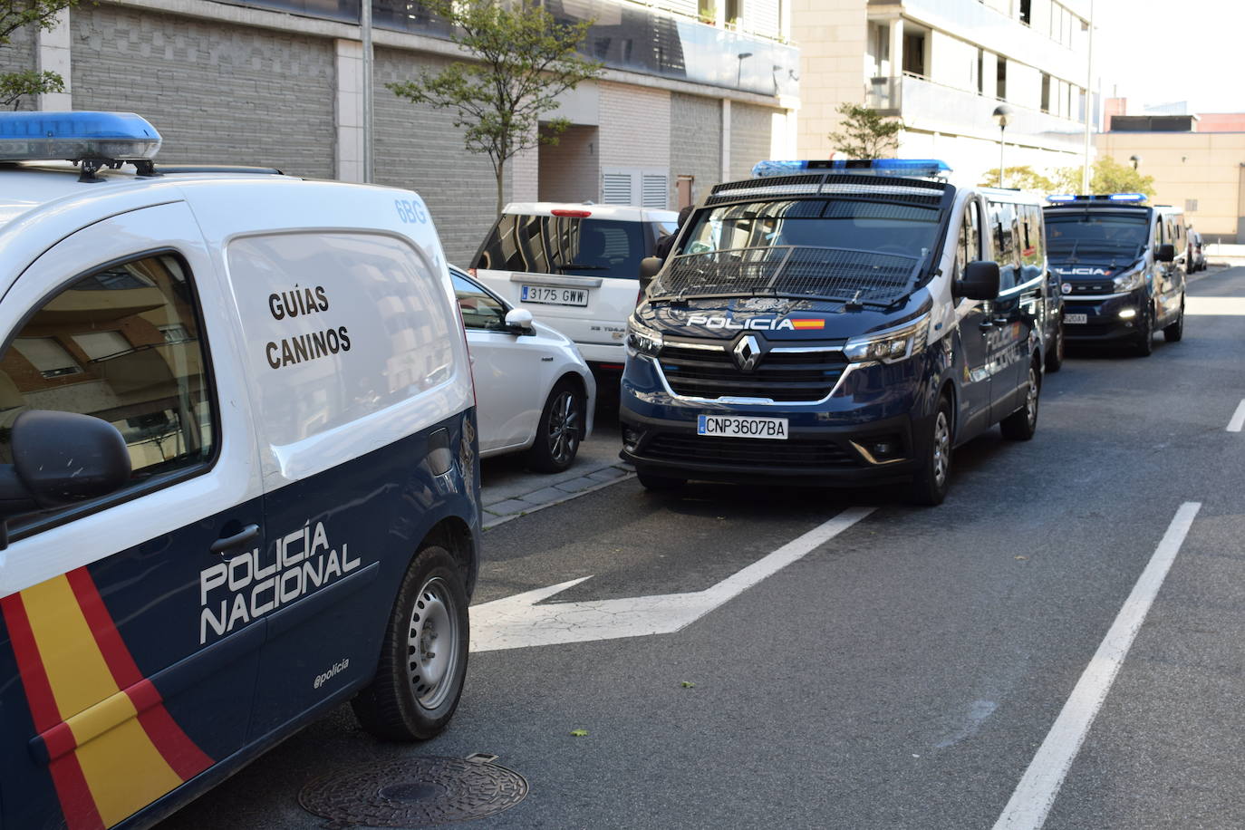 Operativo de la Policía Nacional en el barrio logroñés de Los Lirios.