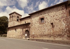 Joaquín Borriño, guía de la iglesia, en la entrada del edificio, donde recibe a visitantes cada día de verano.