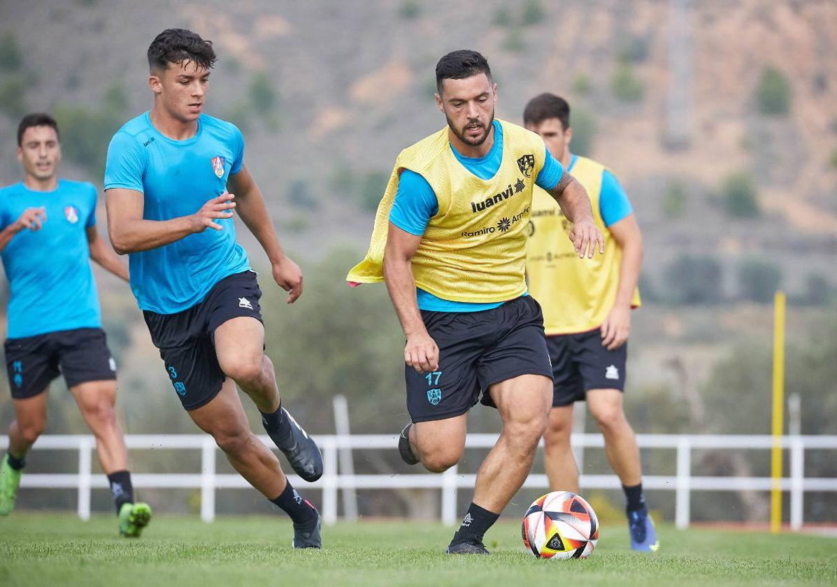 Miguélez avanza con el balón en un entrenamiento con el Calahorra