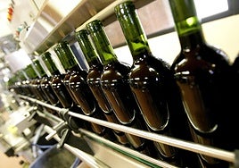 Botellas de vino preparadas para ser etiquetadas.