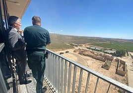 El ministro, en su visita a las instalaciones del GAR en Logroño.