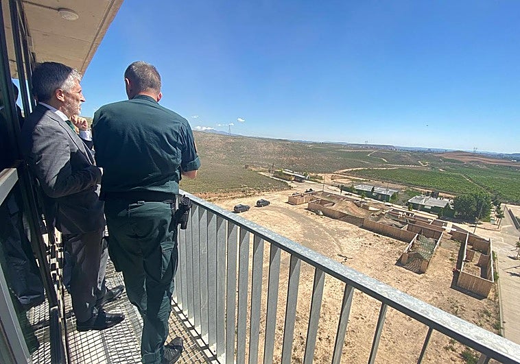 El ministro, en su visita a las instalaciones del GAR en Logroño.
