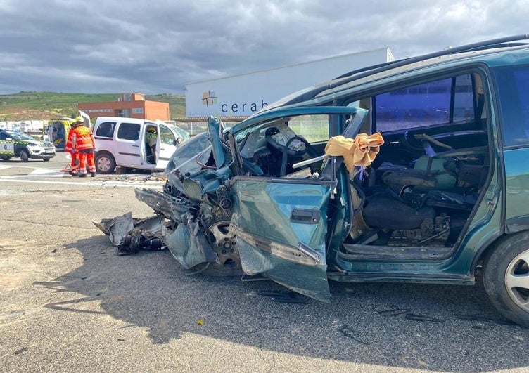 Los dos vehículos implicados en el accidente de mayor gravedad.