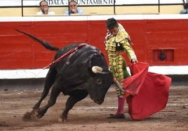 El diestro Diego Urdiales en su faena con la muleta durante una corrida en Bilbao en el 2018.