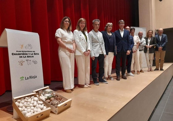 Capellán, junto al resto de participantes en la presentación del plan del champiñón y la seta.