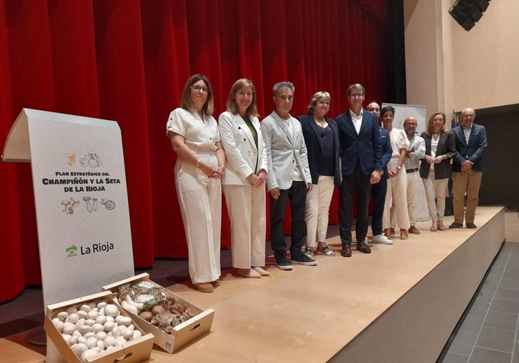 Capellán, junto al resto de participantes en la presentación del plan del champiñón y la seta.