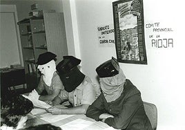 José Manuel León, Manuel Linde Falero y otro guardia, en la presentación del sindicato en Logroño en 1988.