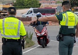 Un agente de la Guardia Civil de Tráfico indica a un motorista que se detenga durante el control realizado ayer en Villamediana de Iregua.