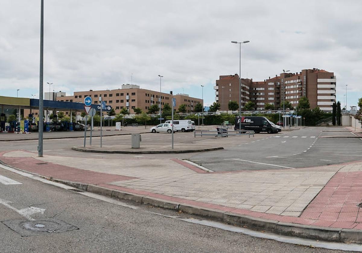 Parte del oficialmente parking de La Fombera elegida para habilitar la nueva área de servicios para autocaravanas justo en la entrada por la rotonda de la calle Río Lomo, junto a la gasolinera del Carrefour.