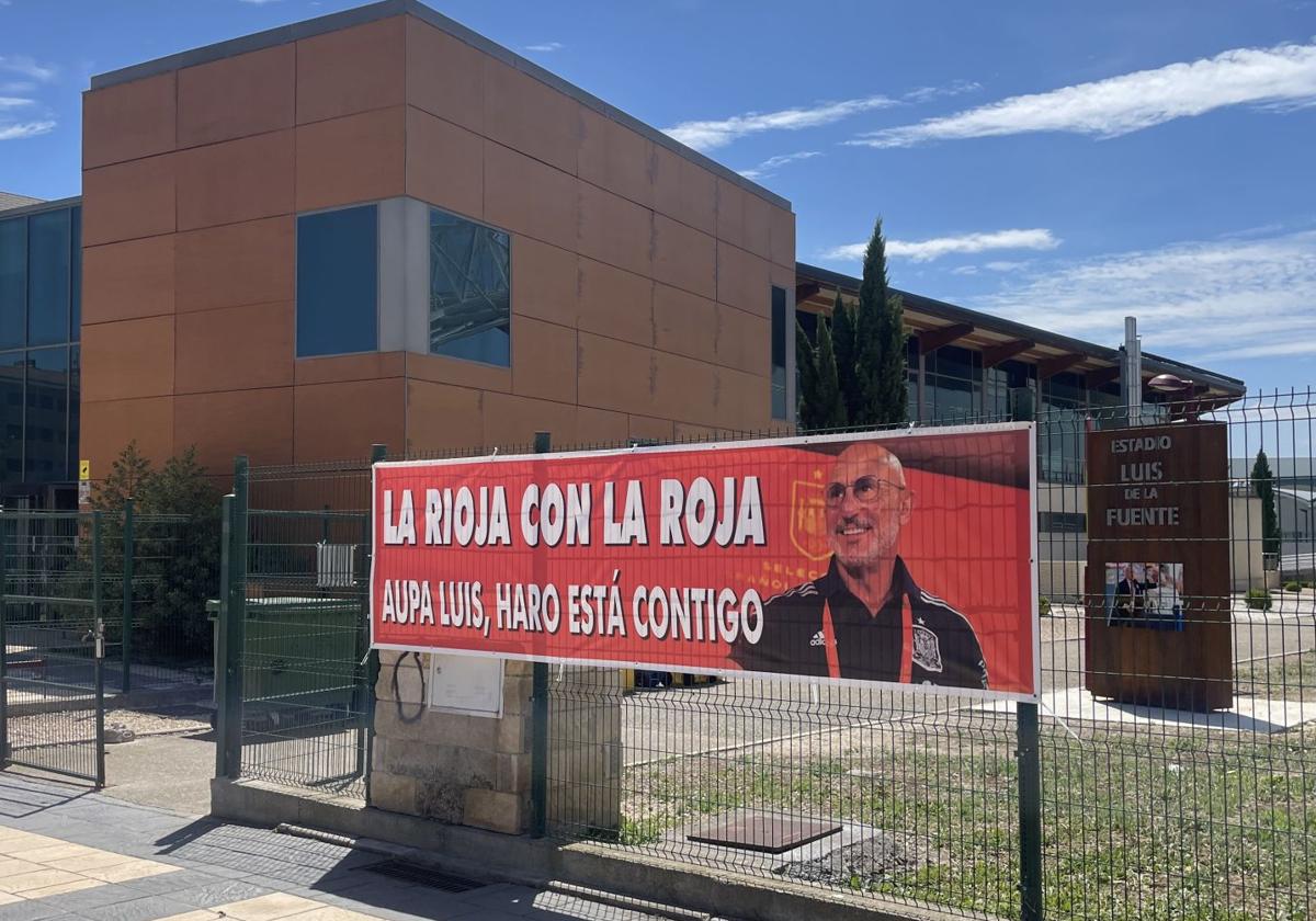 Pancarta colocada en el acceso al campo de fútbol de Haro, que lleva el nombre del seleccionador.