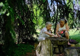 Mari Carmen y Juli, vecinas de la localidad vizcaína de Portugalete, aprovechan a jugar al tres en raya entre los árboles del Jardín Botánico de La Rioja mientras se resguardan de una jornada sofocante.