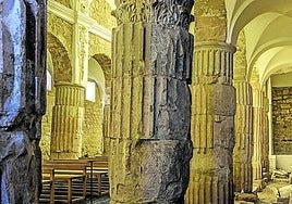 Columnas corintias levantadas con fragmentos de las originales procedentes de un templo pagano de Tritium Megallum del siglo I.