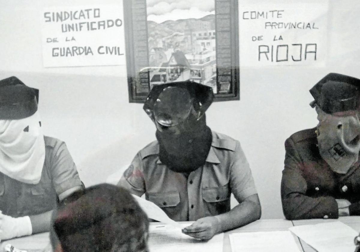 Pioneros del sindicalismo de la Guardia Civil, en Logroño en 1988.