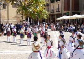 El grupo de Danzas Villa de Briones protagonizó el acto de apertura de la jornada de hermanamiento.