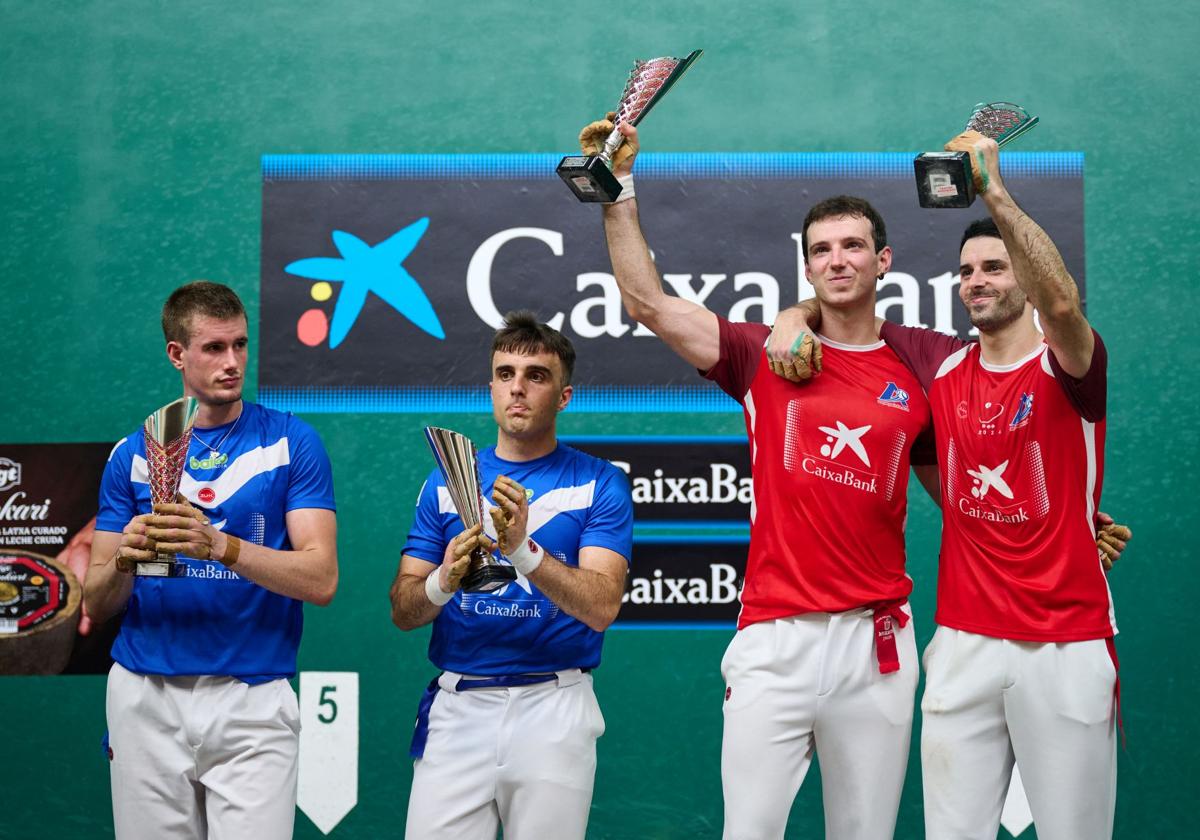 Altuna III y Martija (colorados) celebran su victoria ante la pareja de Baiko, Mariezkurrena (izq.) y Peña.