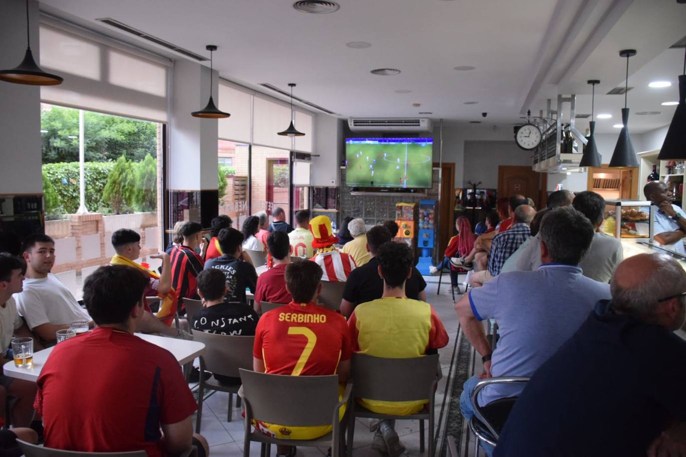 Los aficionados logroñeses viven la final en las terrazas