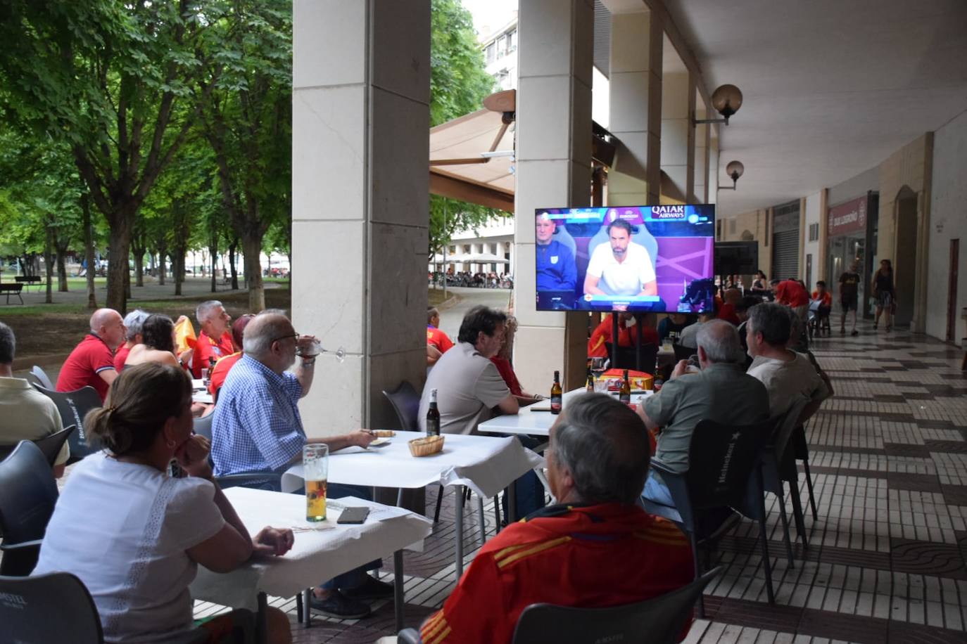 Los aficionados logroñeses viven la final en las terrazas