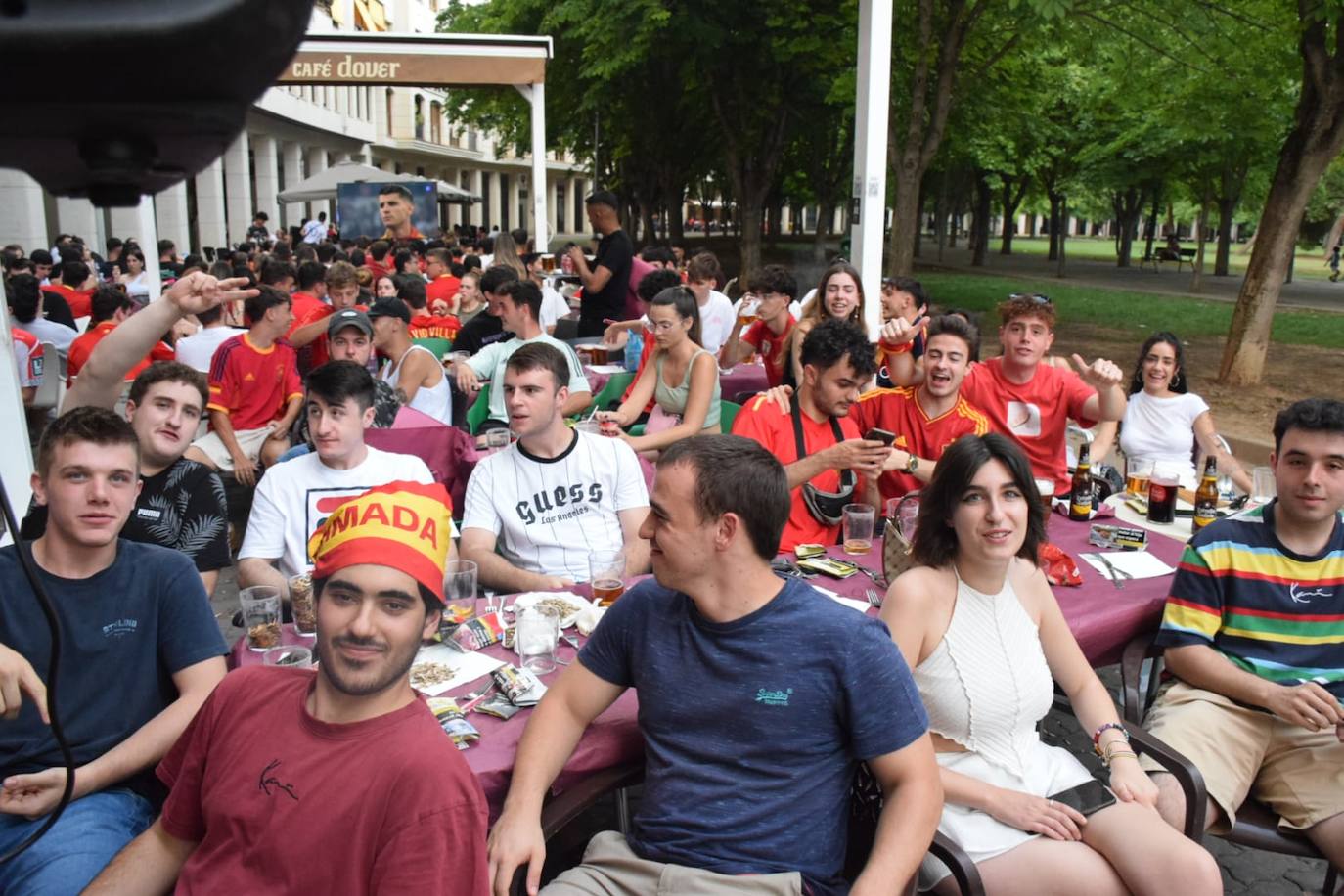 Los aficionados logroñeses viven la final en las terrazas