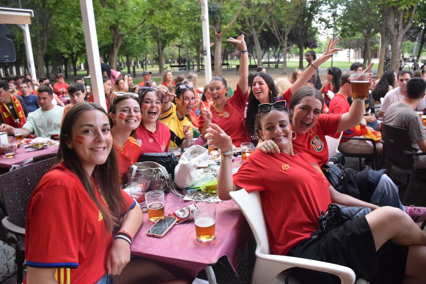 Los aficionados logroñeses viven la final en las terrazas