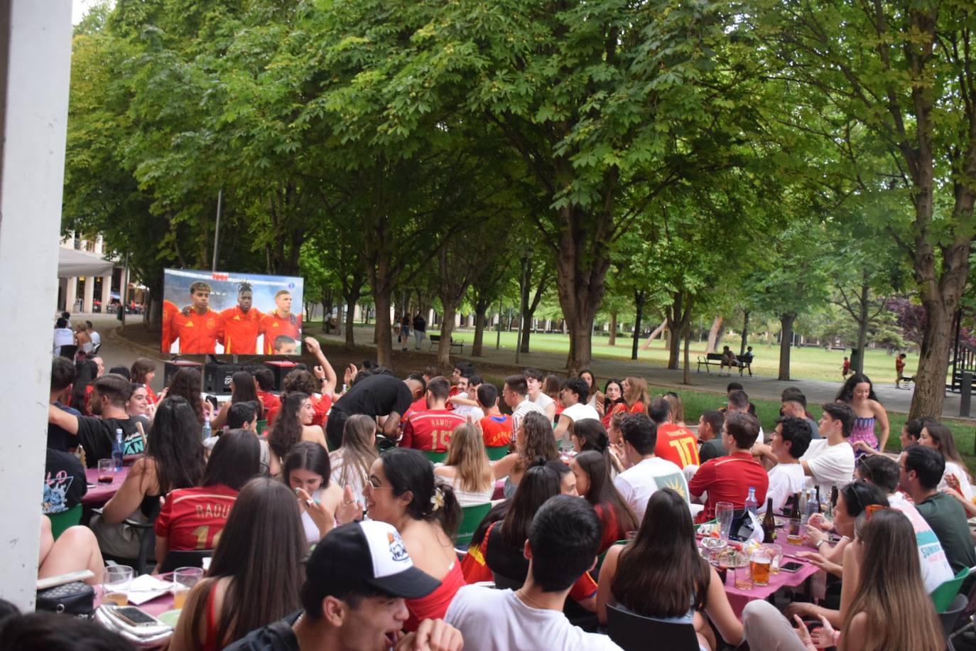 Los aficionados logroñeses viven la final en las terrazas