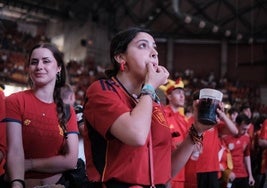 Los logroñeses disfrutan del partido en el Palacio de los Deportes