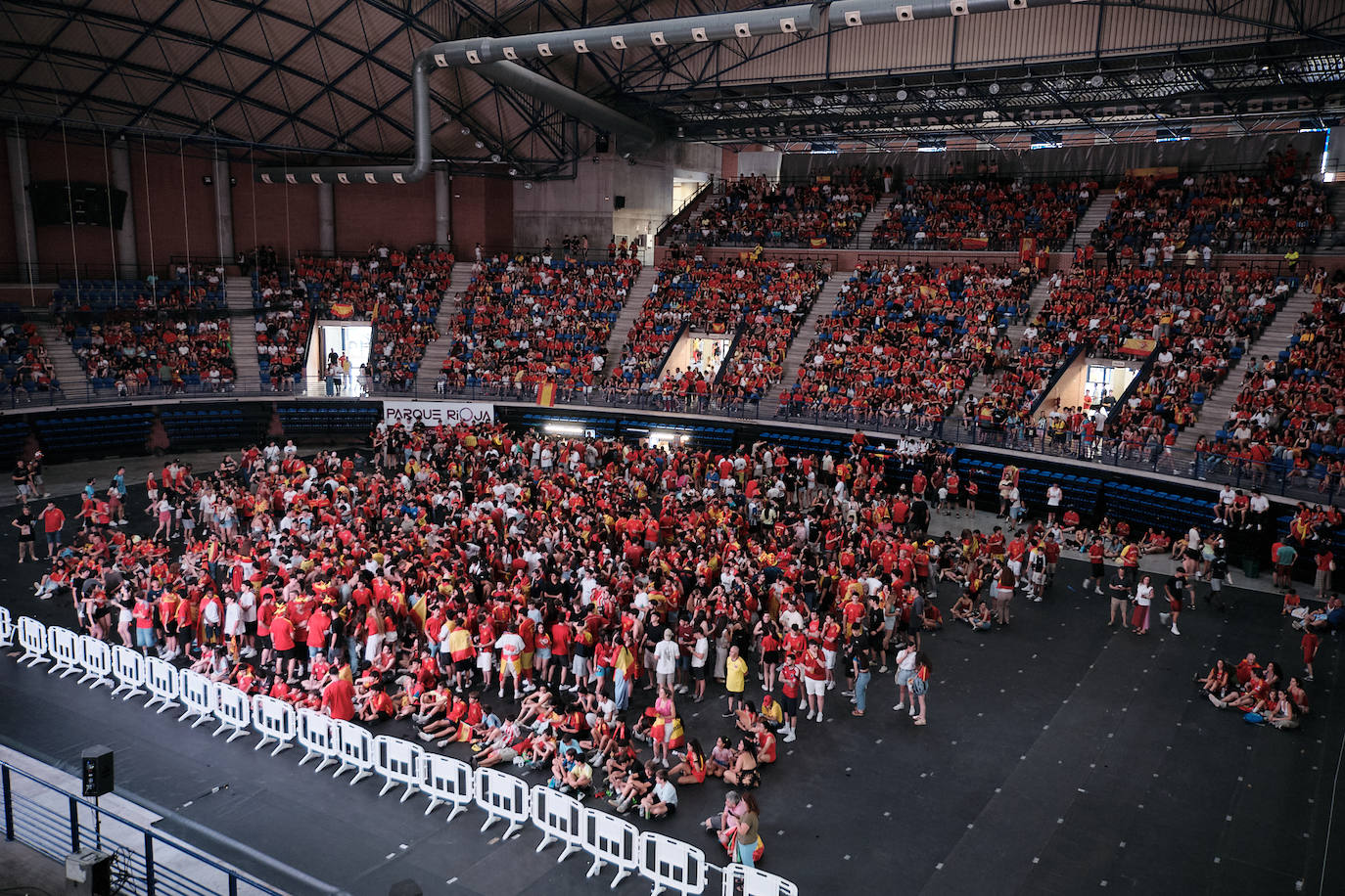 Los logroñeses disfrutan del partido en el Palacio de los Deportes