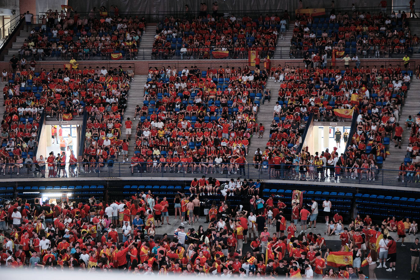 Los logroñeses disfrutan del partido en el Palacio de los Deportes