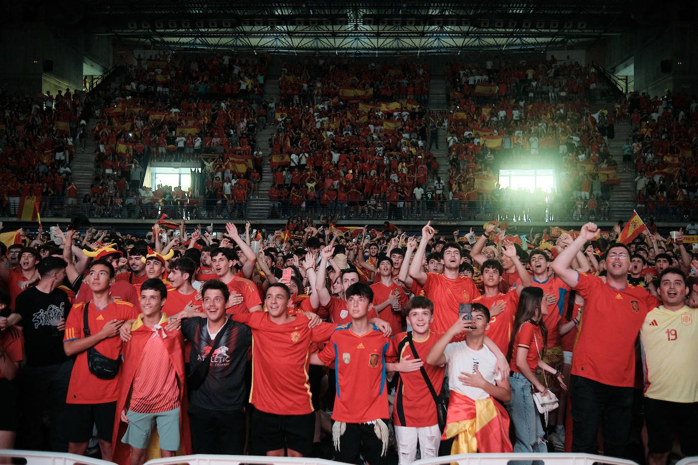 Los logroñeses disfrutan del partido en el Palacio de los Deportes