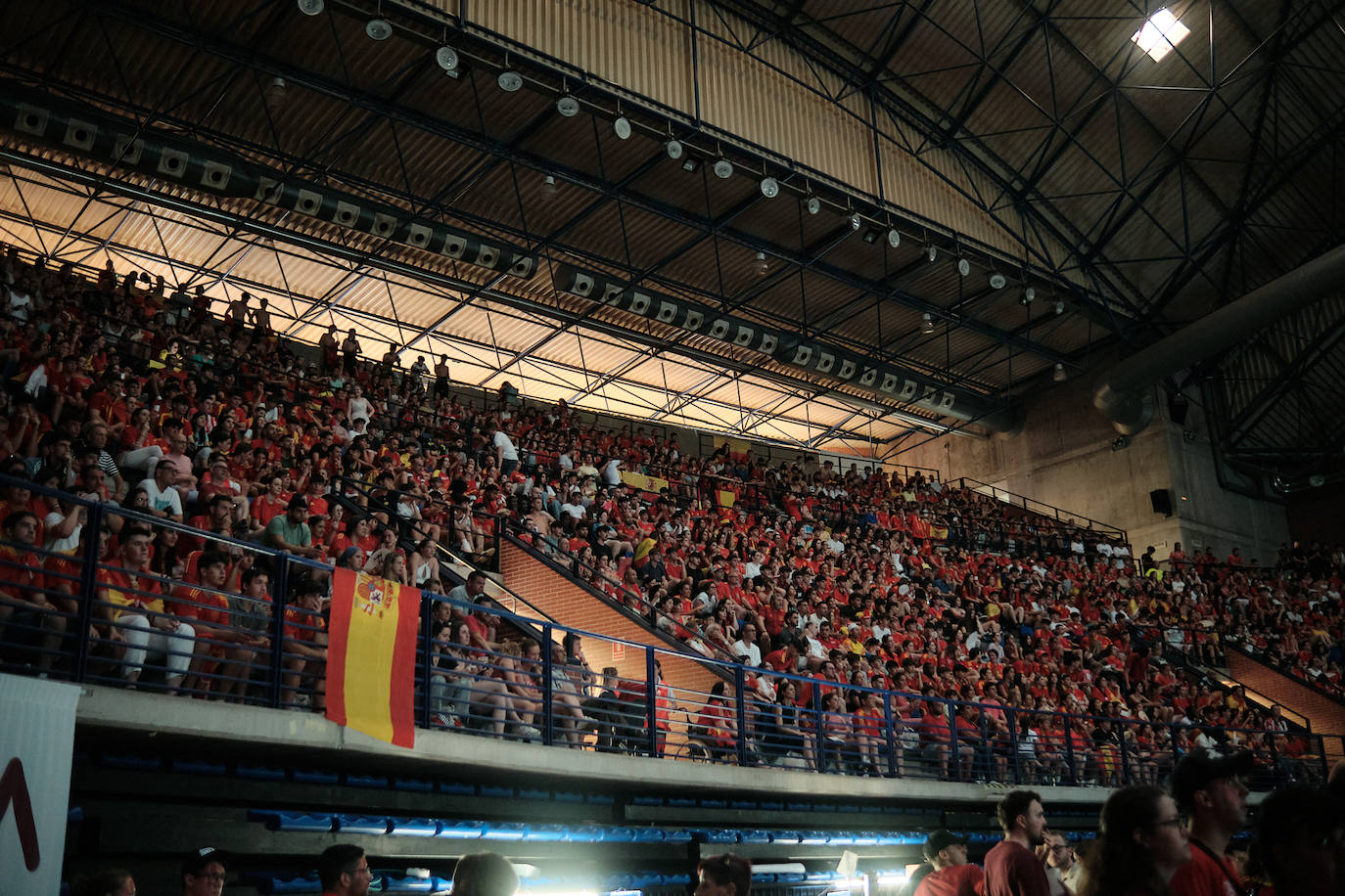 Los logroñeses disfrutan del partido en el Palacio de los Deportes