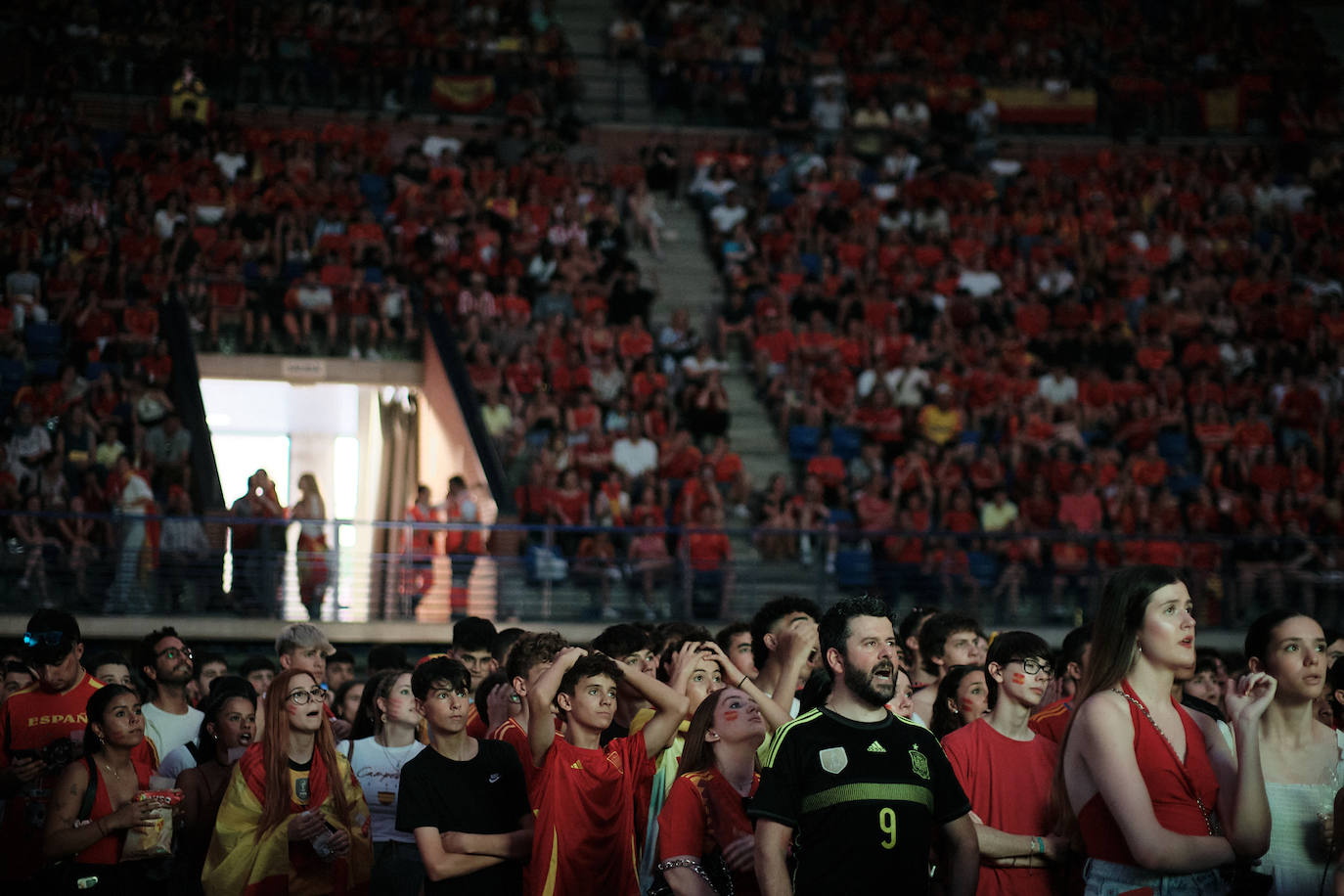 Los logroñeses disfrutan del partido en el Palacio de los Deportes