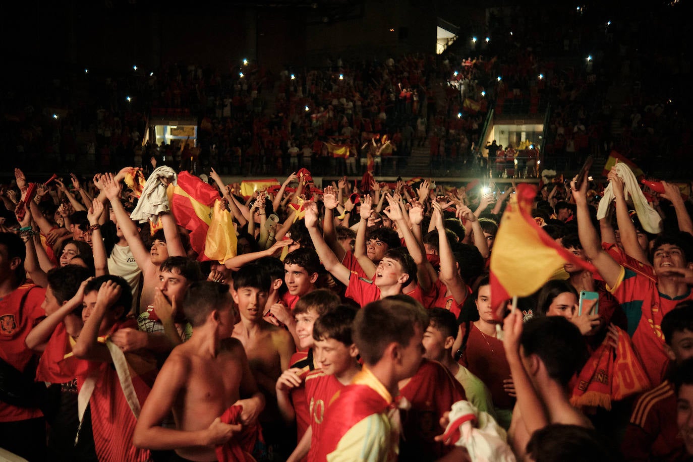 Los logroñeses disfrutan del partido en el Palacio de los Deportes