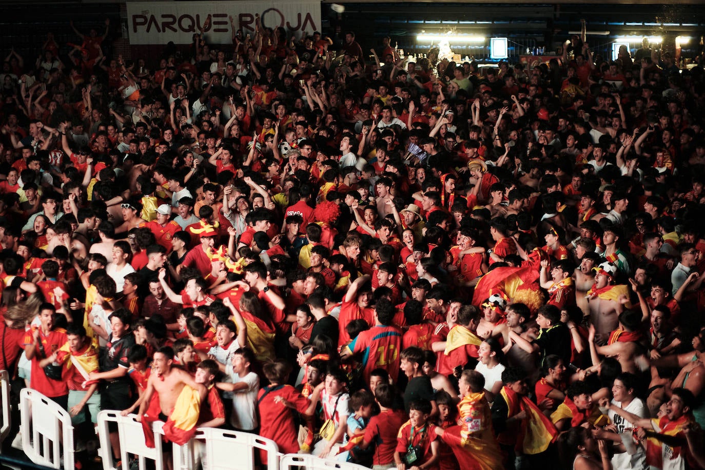 Los logroñeses disfrutan del partido en el Palacio de los Deportes