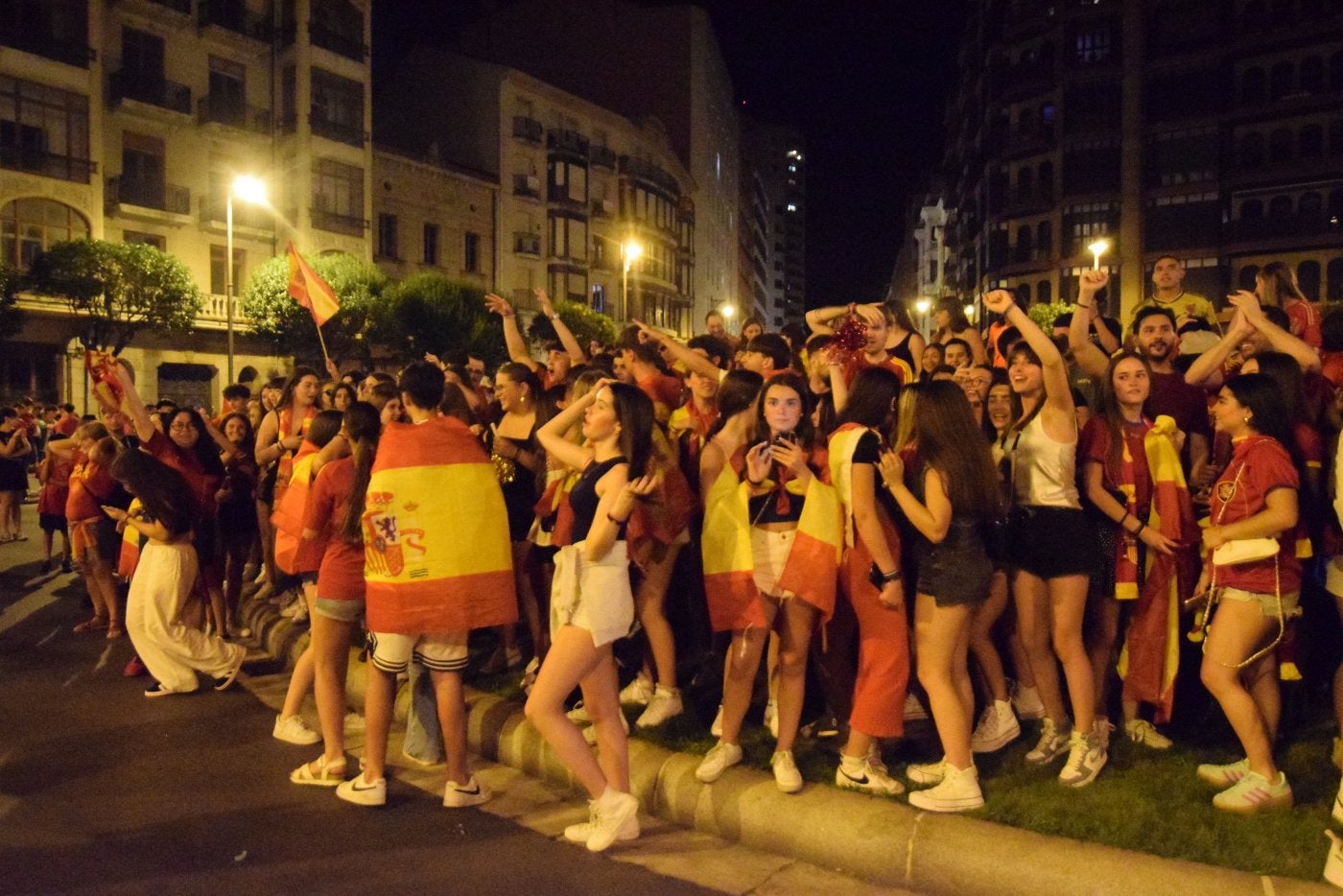 La cuarta Eurocopa de España llevó el jolgorio a las calles logroñesas este pasado domingo.