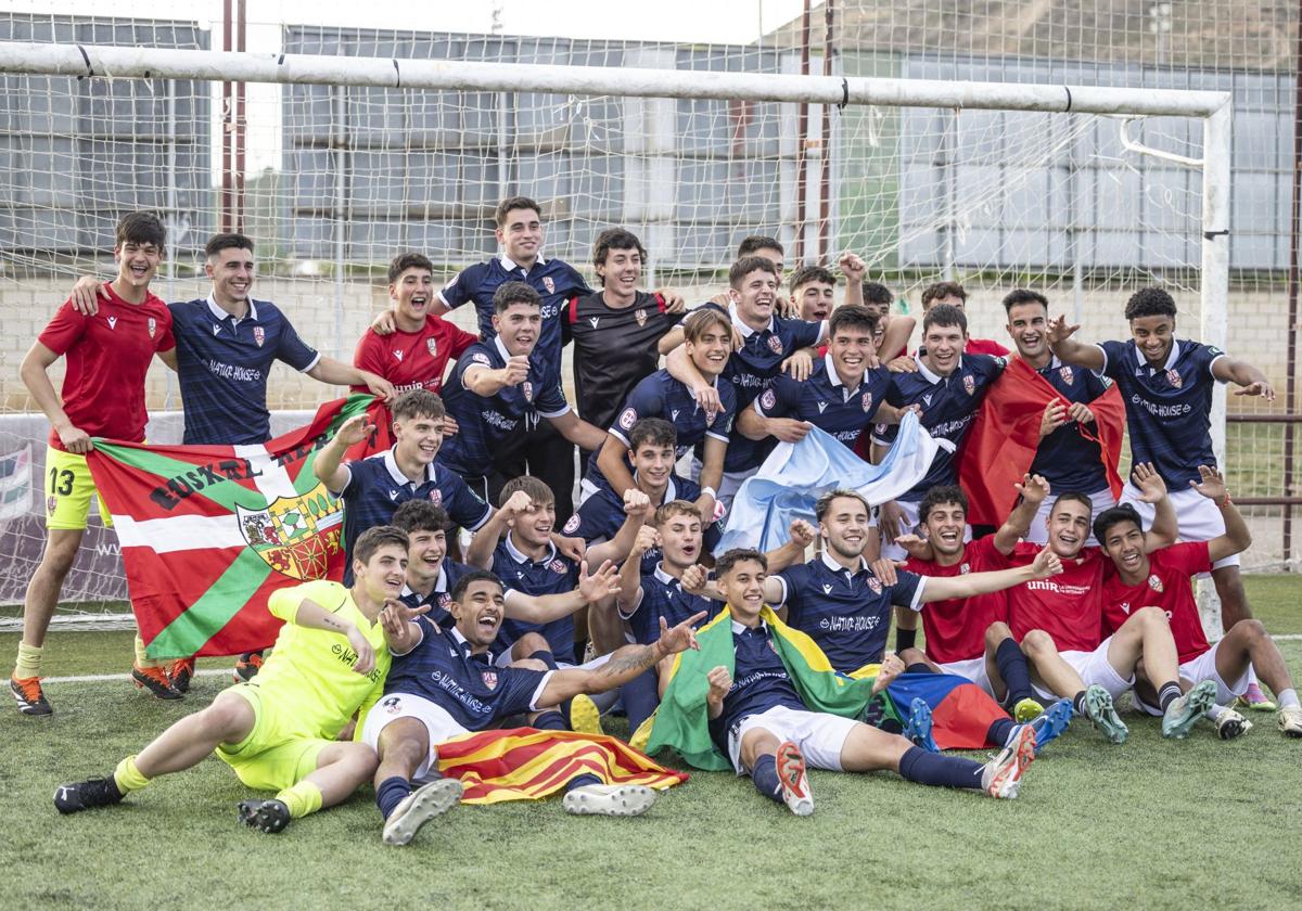 Los jugadores del filial celebran el título de Tercera la pasada campaña.