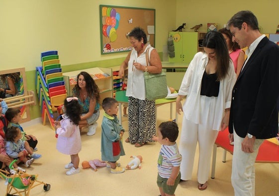 Educadores y autoridades, entre ellos el presidente de La Rioja, con los alumnos del centro de Educación Infantil 'El Trenecito'.