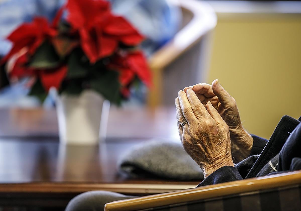 Una persona mayor, en el salón de una residencia de la capital riojana.