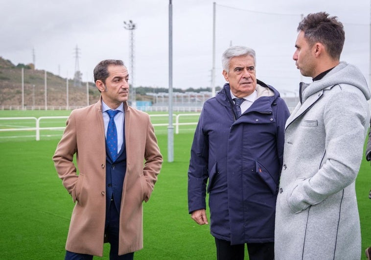 Rocha (centro), con Rodríguez y Guerreros durante la visita a la ciudad deportiva de la UDL.