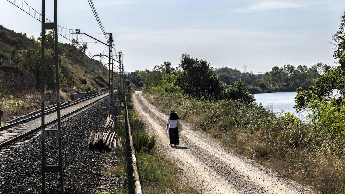 El camino de Santiago del Ebro pasa junto a la vía del tren y el río en muchos de sus tramos