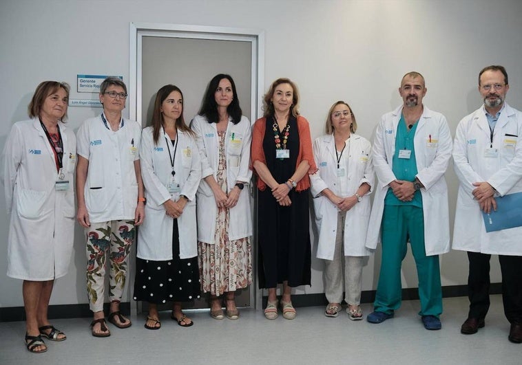 Doctores de las cuatro especialidades junto con la consejera de Salud y el gerente del Seris.