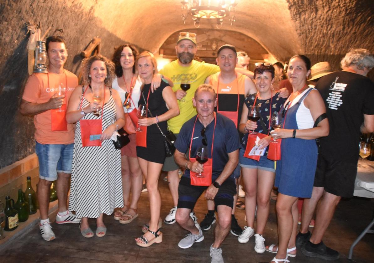 Una de las cuadrillas que acudió ayer al Barrio de las bodegas de Quel.