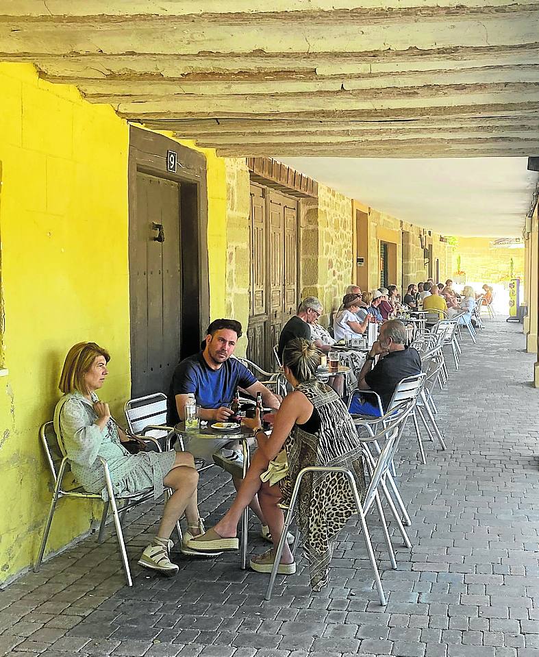 Una terraza llena en la plaza de la Florida, este jueves.